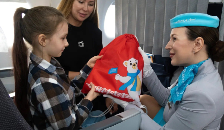 Юным пассажирам авиакомпании «Ямал» начали выдавать новые дорожные наборы